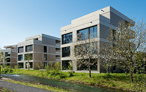 Façade en sapin traité brut de sciage combiné avec des plaques d’Alucobond d'une construction bois